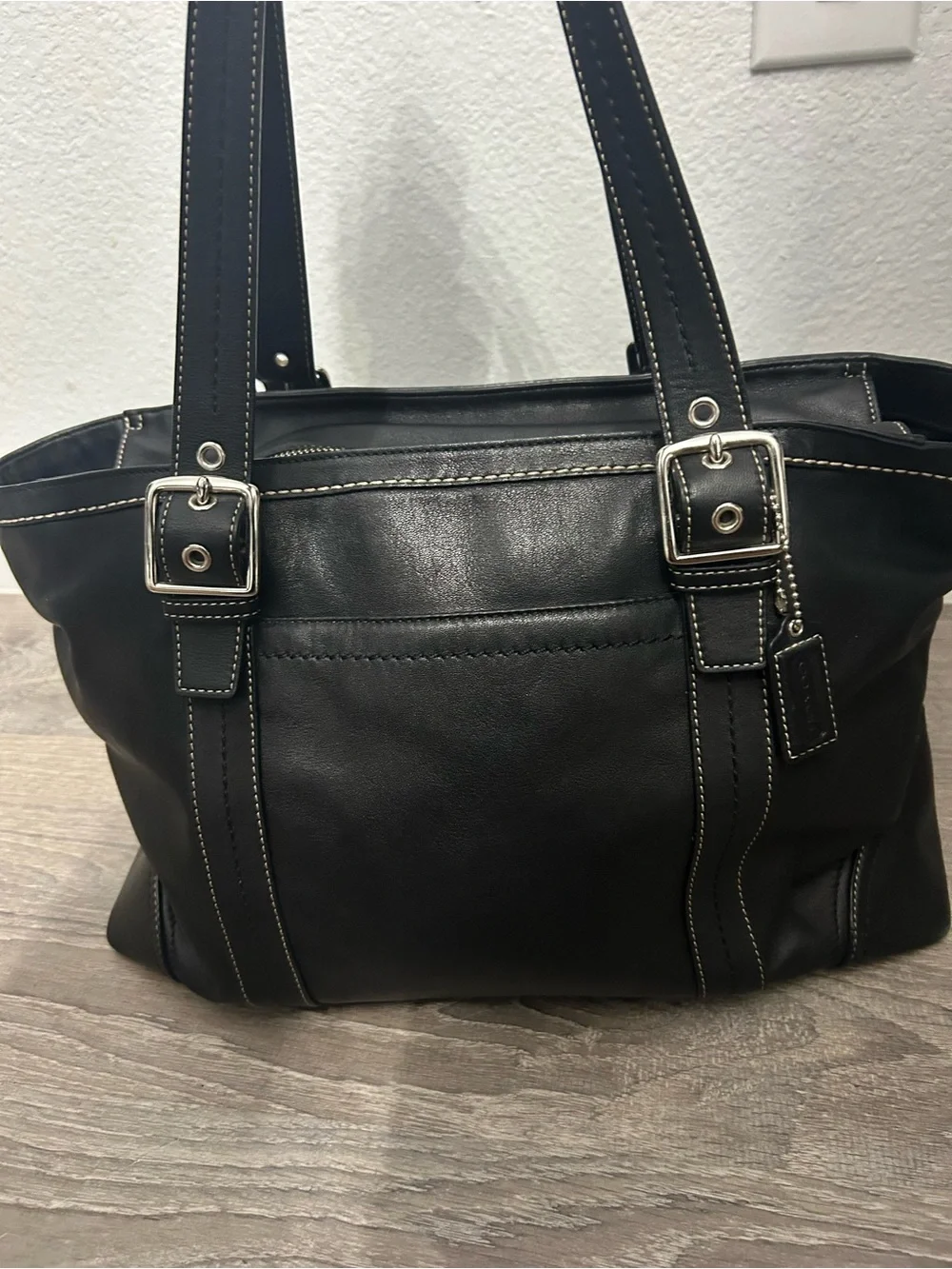Classic Black Leather Tote Bag with Contrast Stitching